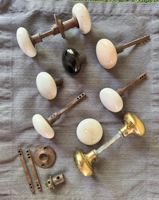 Lote de 10 perillas de puerta de salvamento antiguas piezas de husillos de cerámica y metal como están Foto 1 de 4