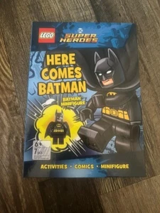 NUEVO SELLADO Here Comes Batman Lego DC Superhéroes Libro Minifigura - Imagen 1 de 4
