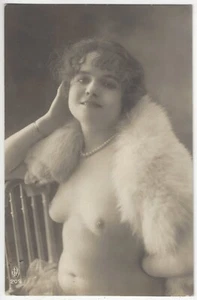 Fotografía Francesa 1920 Desnuda Sexy Primer Plano, Chica Esponjosa Usando Piel Blanca, Perlas - Imagen 1 de 2