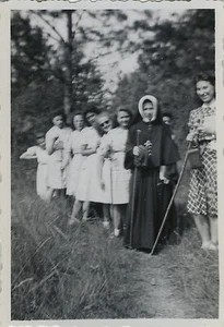 PHOTO ANCIENNE - VINTAGE SNAPSHOT - NONNE RELIGIEUSE GROUPE EXCURSION - NUN 1942 - Picture 1 of 1
