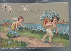 EIN LIEBEVOLLER GEDANKE Valentinstag Postkarte von EAS 1913 Amor pflücken Vergissmeinnicht #384 - Bild 1 von 2