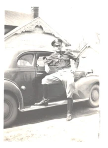 Polizist 1930er Jahre mit Auto Mid West Foto - Bild 1 von 2