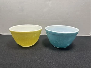 Pair Of Vintage PYREX Mixing Bowls, 401- 1 -1/2 pint Granny Cottage Core - Picture 1 of 11