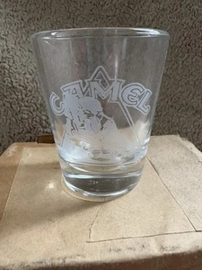 Vintage Camel Zigaretten Schnapsglas geätzt 1993 - Joe Cool Camel Pool/Billard - Bild 1 von 3