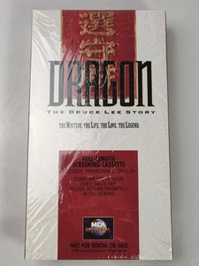 Dragon: The Bruce Lee Story (Factory Sealed VHS Screener w/MCA Watermarks) - Foto 1 di 8
