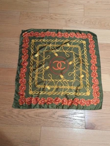 Bufanda CHANEL Verde Caqui Floral Rosa Cuadrada Cadena Oro - M58 - Imagen 1 de 11
