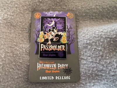 米奇迪士尼徽章吸血鬼通行证不那么可怕万圣节派对 WDW LR 2019 — 第 1/2 张图片