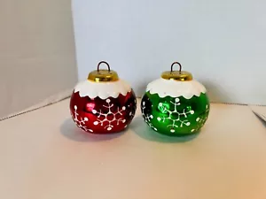 Christmas Salt and Pepper Ornaments Set Red Green White Ceramic - Picture 1 of 5