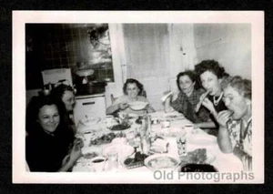 KITCHEN TABLE FULL WOMEN LADIES EATING FAMILY FRIENDS OLD/VINTAGE PHOTO- B613 - Picture 1 of 1