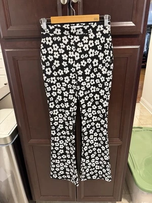 Pantalones acampanados de punto doble Vanilla Star, patrón floral blanco/negro, talla S Foto 1 de 4
