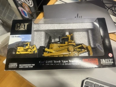 Caterpillar Cat D10T Dozer with Ripper - Norscot 1:50 Scale Model #55158 New - Image 1 of 2