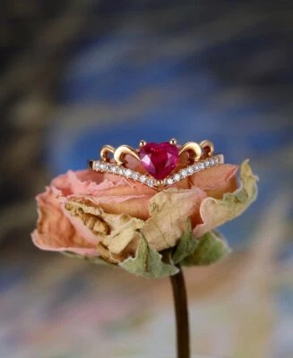 Anillo de moissanita enchapado en oro rosa de 14 k con diseño de corona de rubí rosa de 1 quilate Foto 1 de 4