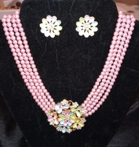 Nuevo Sin Etiquetas Collar de 4 Hebras Rosa Perlas Imitadas con Colgante y Pendientes Perforados a Juego - Imagen 1 de 10