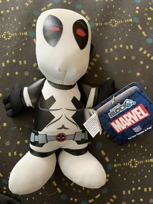 NerdBlock 独家罕见白色变体死侍毛绒 — 第 1/2 张图片