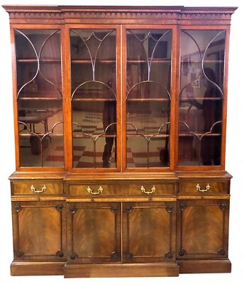 Frente de ruptura georgiano de caoba y nogal de principios del siglo XX por gabinete legendario  Foto 1 de 4