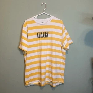 Fashion Nova Herren Gestreiftes Kurzarm Luxus Print T-Shirt Weiß Gelb XXL - Bild 1 von 4