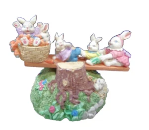 DE COLECCIÓN CONEJOS BLANCOS JUGANDO EN BALANCÍN CESTA DE ZANAHORIAS EXHIBICIÓN DE PASCUA SOLAMENTE - Imagen 1 de 3