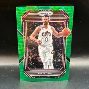 2022-23 Panini Prizm KEVIN LOVE GREEN PULSAR PRIZM /25 Cavs - Foto 1 di 2