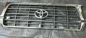 95-97 Toyota Land Cruiser OEM grill with Emblem - Picture 1 of 8