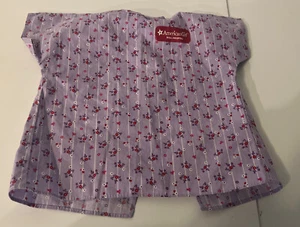 American Girl Bitty Baby Puppe lila Blumen Krankenhauskleid - Bild 1 von 3