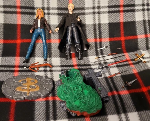 Buffy The Vampire Slayer Vampire SPIKE and Buffy 2000  6" Figure by Moore MAC Cover