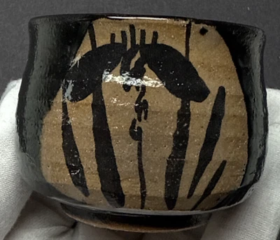 Taza de sake antigua Guinomi Chawan Bowl Shusen cerámica esmaltada tejida negra firmada Foto 1 de 4