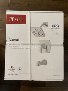 Grifo cuadrado para bañera/ducha de níquel cepillado Pfister Vaneri Spot Defense de 6 pulgadas - Imagen 1 de 4