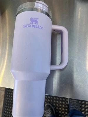 Garrafa de água Stanley Travel Tumbler Quencher 40 oz lavanda com palha e alça - Imagem 1 de 4