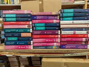 ROMANCE BOOKS: Job lot of 31 Large Print Mills and Boon Adult Fiction - Foto 1 di 4