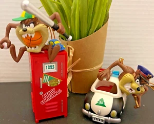 VNTG Taz Looney Tunes Polizeiauto & Sport Taz auf Spind Weihnachtsschmuck OHNE BOX - Bild 1 von 9