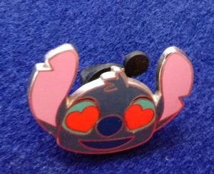 Disney Stitch with love heart eyes 2012 Pin/pins - Picture 1 of 1