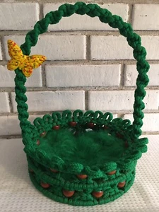 Cesta de Pascua verde Macrame con cuentas de madera amarillas de 12" de alto mariposa - Imagen 1 de 9