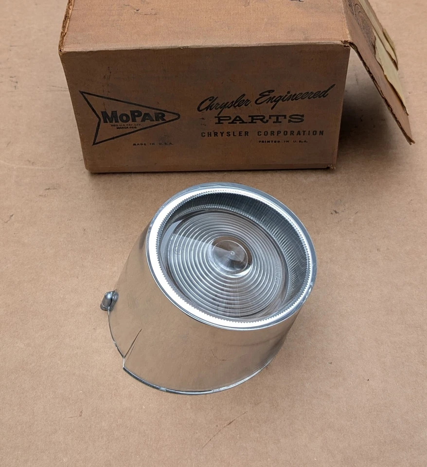 Plymouth Suburban Station Wagon 1957 lente de luz inversa de respaldo MoPar nuevo en stock Foto 1 de 3