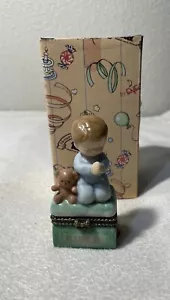 1997 Enesco - Now I Lay MeDown Boy - Scatola portagioie 3,25" ragazzo inginocchiato sulla Bibbia - Foto 1 di 9