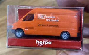 Herpa 043267 HO TNT Express Worldwide Mercedes-Benz Sprinter Van - Picture 1 of 2