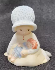1978 Holly Hobbie Figur Mädchen hält Ragdoll - Bild 1 von 7