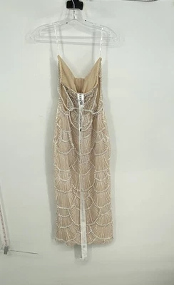 Vestido ceñido al cuerpo sin mangas con lentejuelas perladas beige de Bella Barnett para mujer talla pequeña Foto 1 de 4