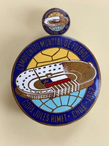 *2 Stück 1962 Chile Jules Rimet Fußball Pokal FIFA Wortpokal Abzeichen - Bild 1 von 4