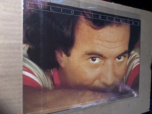 julio iglesias PROGRAM/PHOTO BOOK VERY GOOD CONDITION 8 / 2 SIDED PAGES - Picture 1 of 2