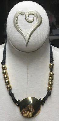 COLLAR RLM STUDIO ROBERT LEE MORRIS LATÓN COLGANTE Y CUENTAS EN CORDÓN NEGRO CON CAJA Foto 1 de 4