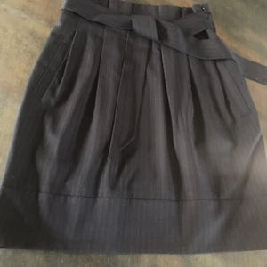BCBG MaxAzria Gr. 6 schokobraun Nadelstreifen Rock Bindegürtel Leistentaschen gefüttert - Bild 1 von 9