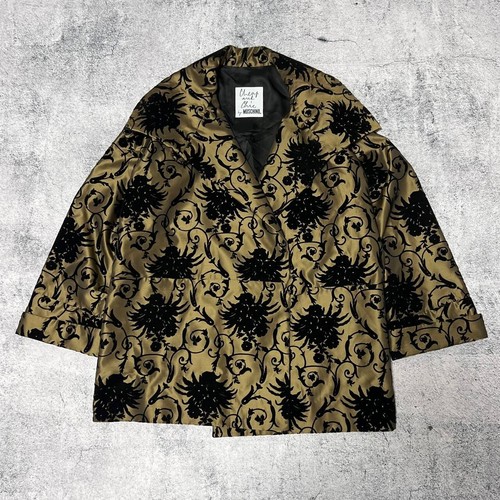 Cappotto Moschino economico e chic stampa storia della moda giacca vintage oro nero