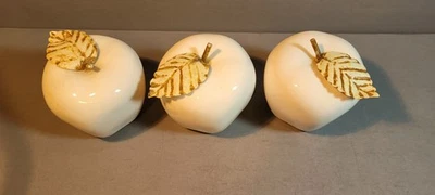 Juego De Colección De 3 Manzanas Huecas De Vidrio Blanco Con Hoja De Metal Y Tallo Muy Buen Estado Foto 1 de 4