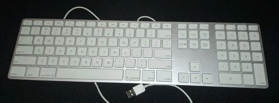 Genuine Apple A1243 Wired Mac Standard USB Keyboard w/ Numeric Keypad Silver  - Image 1 of 4