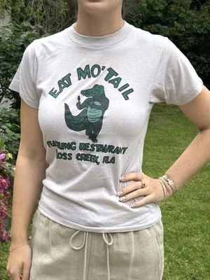 Camiseta De Colección “Eat Mo Tail” Florida Cross Creek Yearling S Gator Innuendo Foto 1 de 4