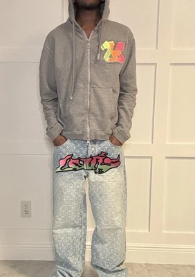 Sudadera con capucha Louis Vuitton gris graffiti con cremallera Foto 1 de 4