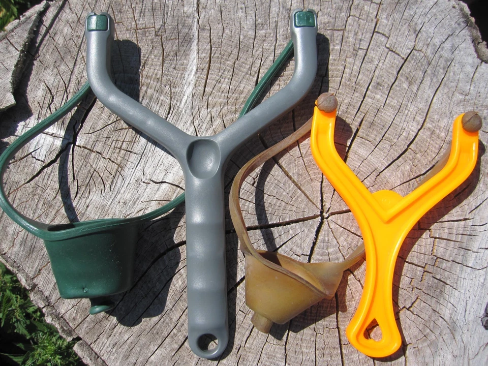 2 x Futterschleuder Steinschleuder Zwille Fisch Futter Schleuder Boilieschleuder - Bild 1 von 3