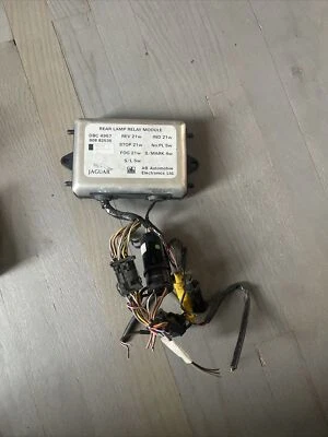 Módulo de control de lámpara de relé trasero derecho OEM Jaguar Xj6 Vanden Plas Xj40 1988-1994 Foto 1 de 4