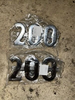 PAREJA DE TRACTORES EMBLEMA LATERAL IH INTERNATIONAL FARMALL 200 E3 Foto 1 de 3