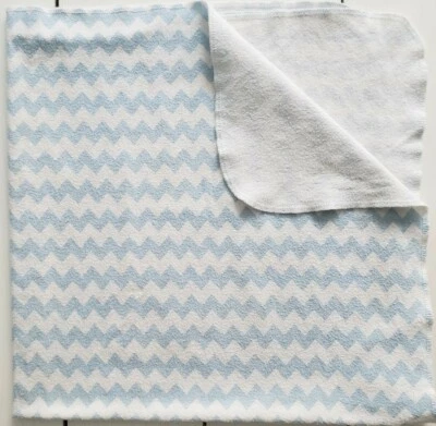 Manta de bebé Child of Mine Carters Chevron a rayas blanca azul franela recepción Foto 1 de 3